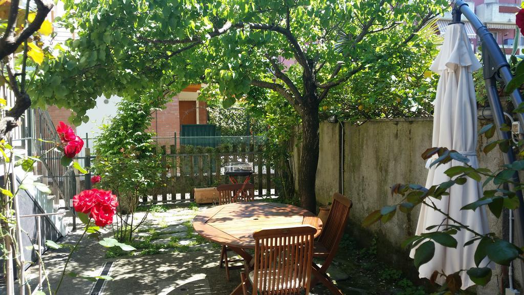 B&B Casa Di Claudia Марина-ді-Каррара Екстер'єр фото